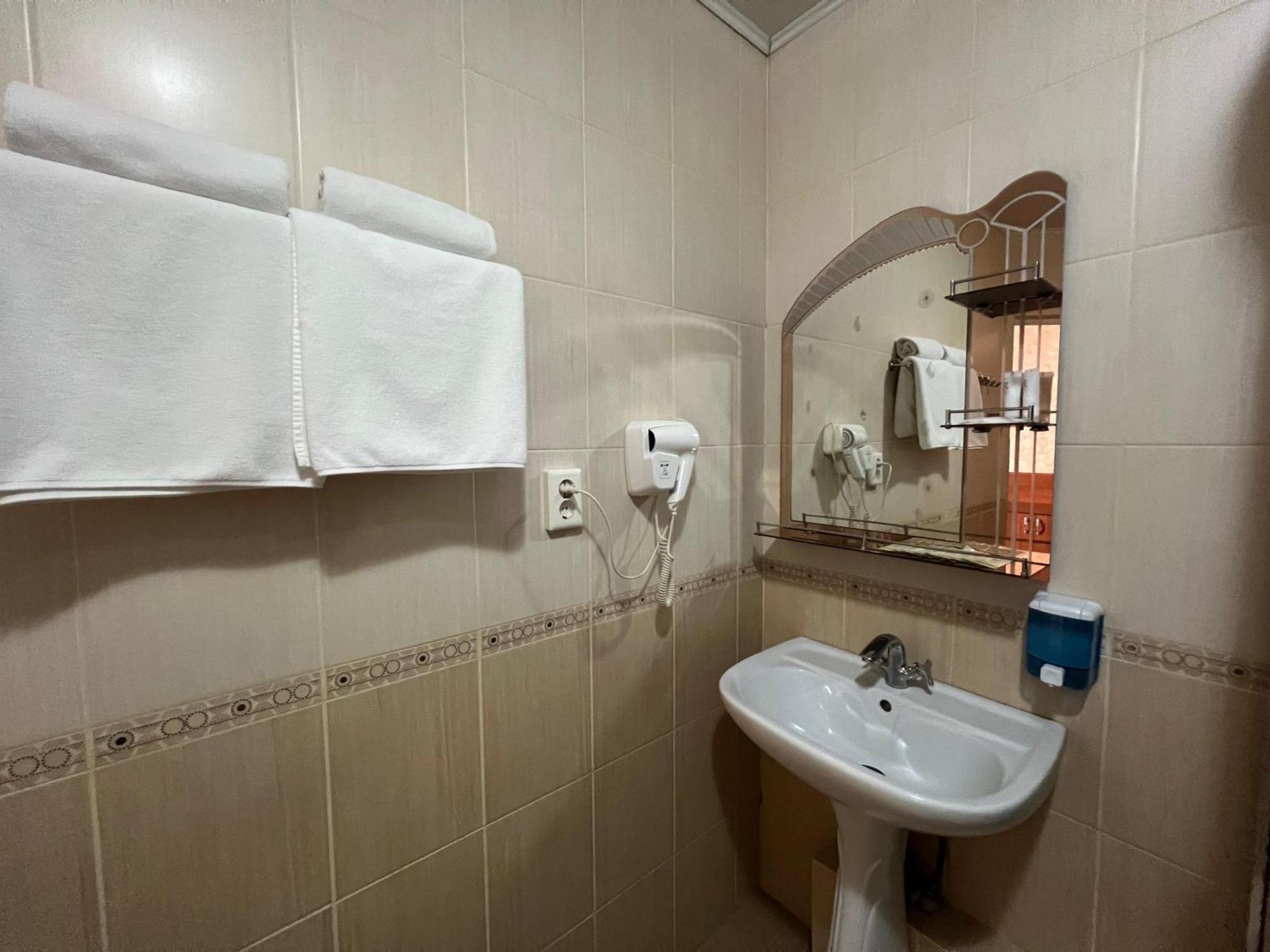 Three Dolphins Hotel Aktau  Exterior foto